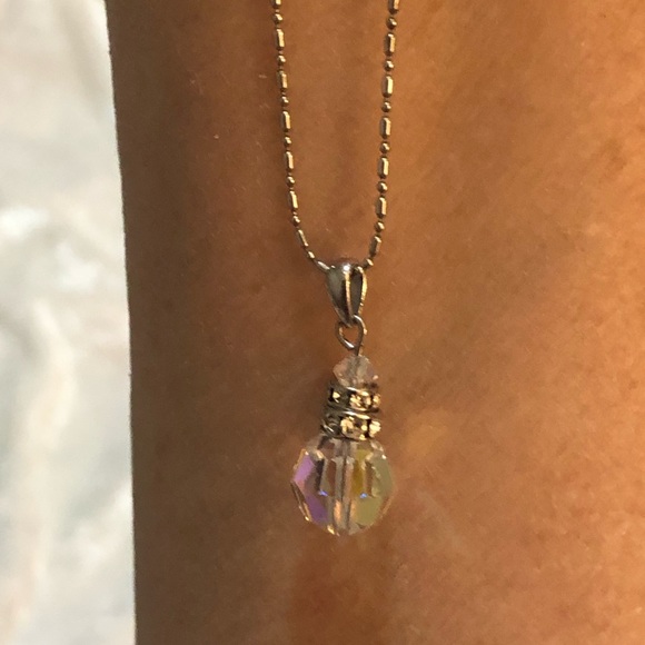 Faceted crystal and silver tear drop necklace. - Picture 2 of 6